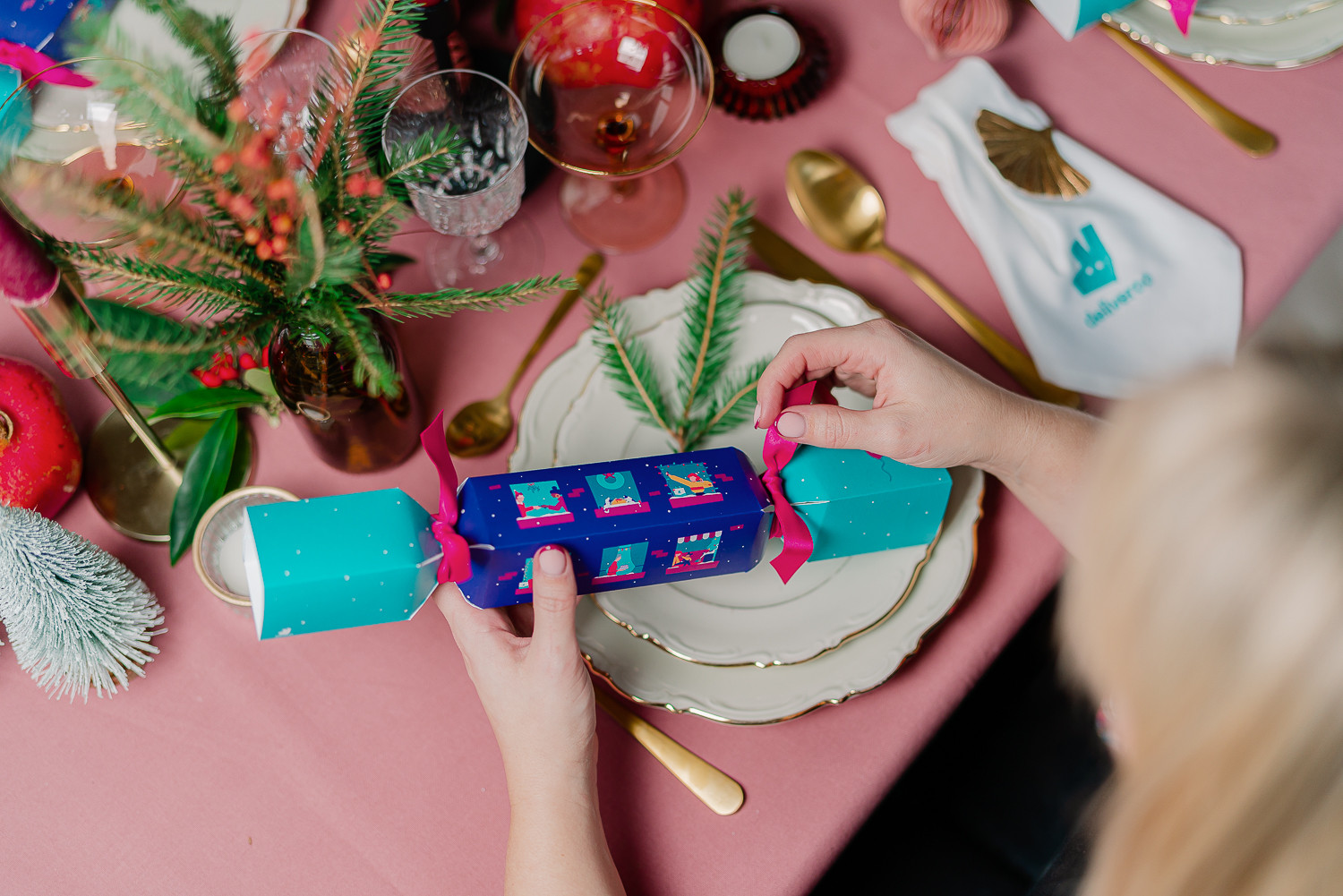 07-deliveroo-christmas-crackers